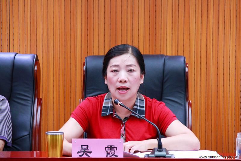 新加入党组织的李雪梅等4名同志面对党旗宣誓,全体参会党员重温了入党